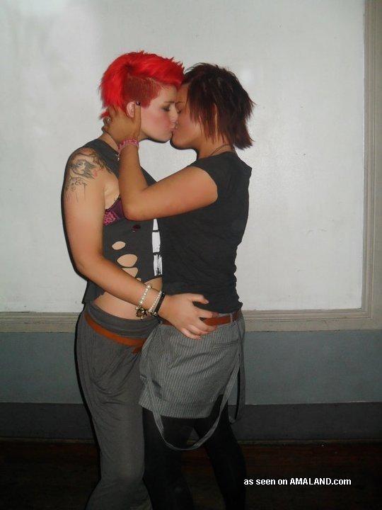 Colección de lesbianas amateurs traviesas besándose en la cámara
 #60646501