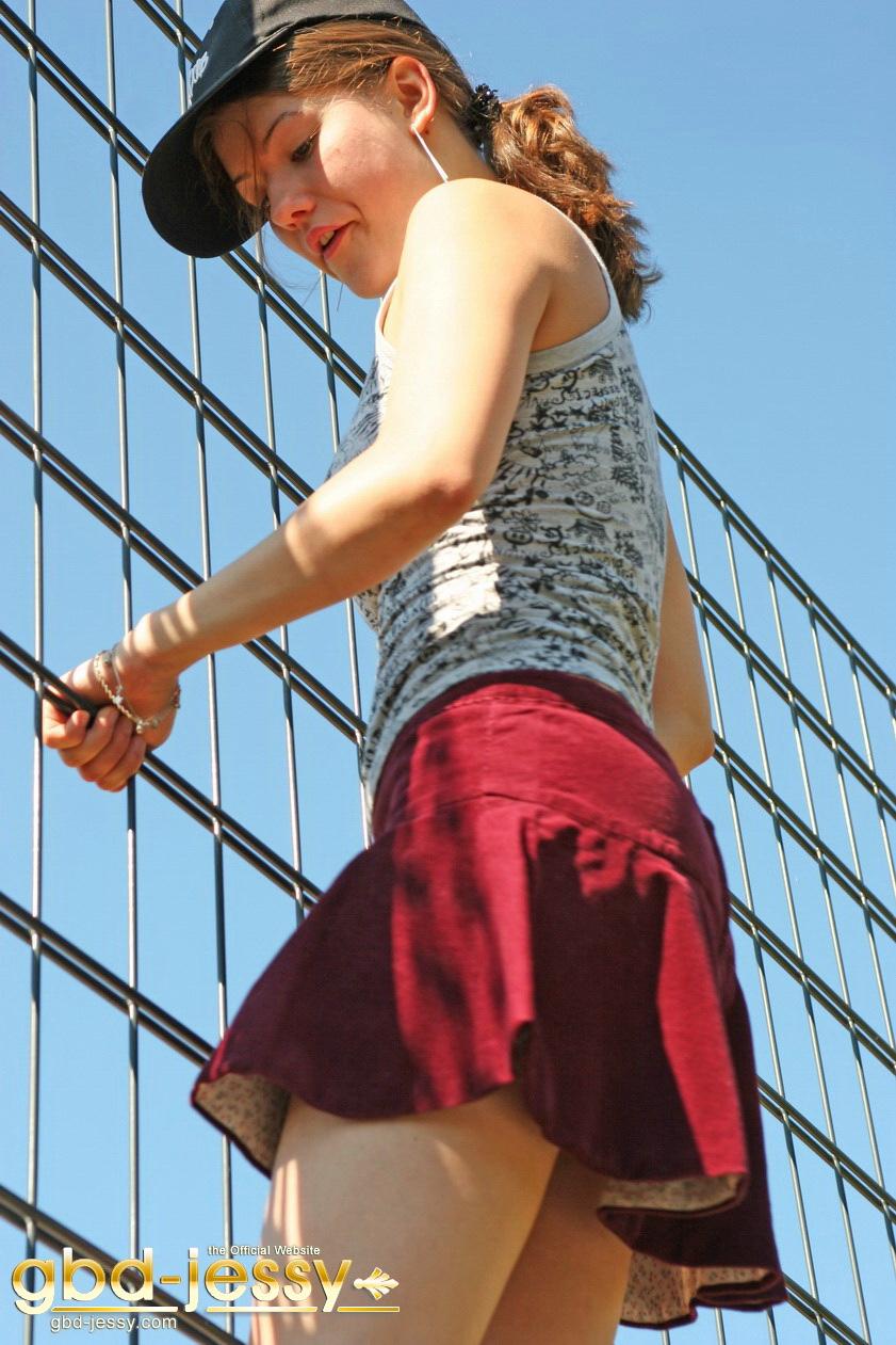 Photos de la jeune allemande Jessy jouant dans la cour de récréation
 #54446121