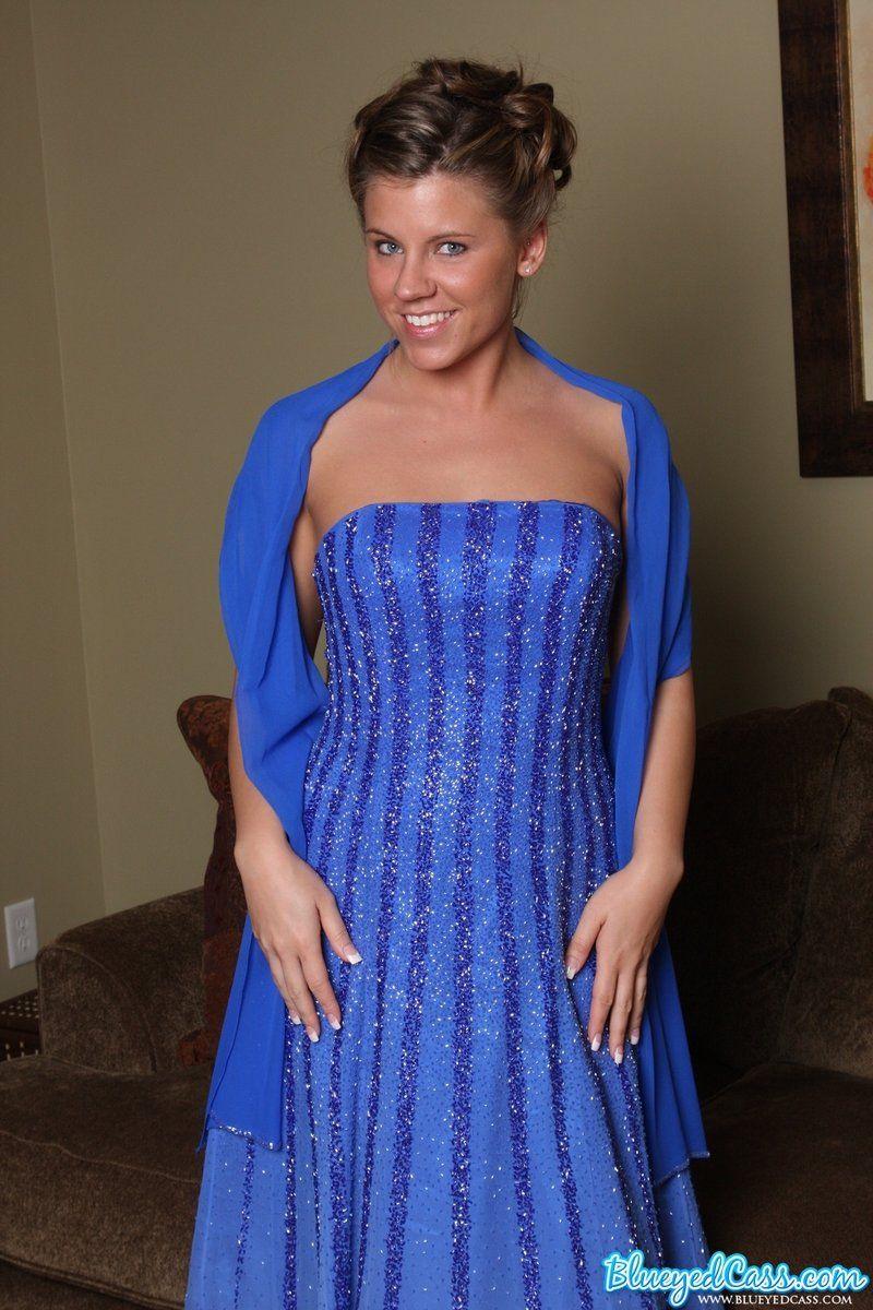 Bilder von blueyed cass schlüpft aus ihrem Kleid
 #53453545