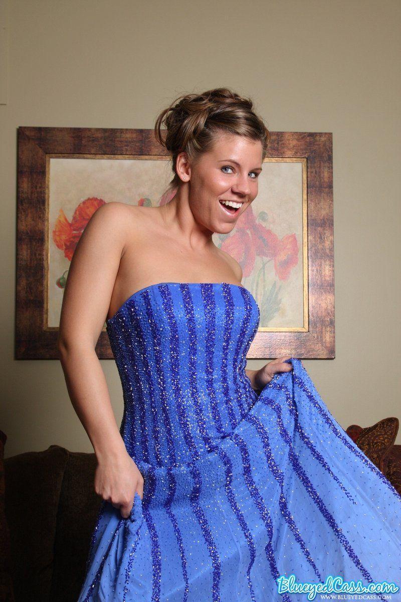 blueyed cassの写真は、彼女のドレスから滑り出す
 #53453778