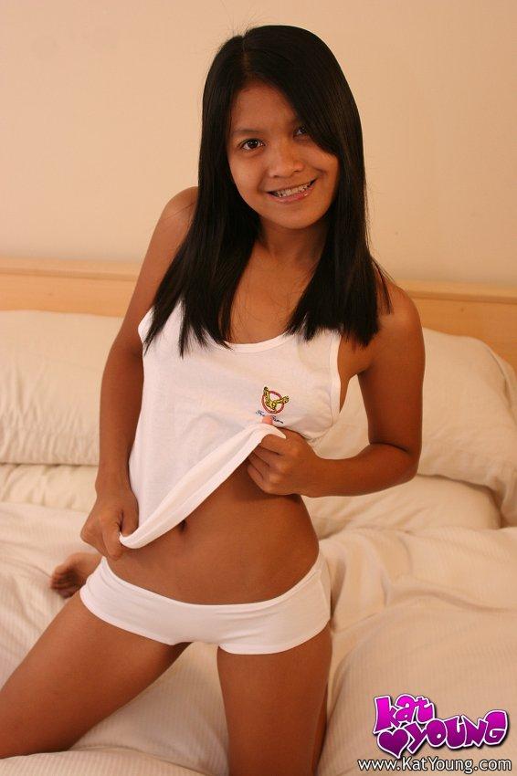Immagini di kat young tutto nudo a letto
 #58043190
