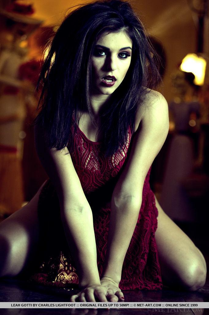 La goth babe Leah Gotti finge di essere una vampira sexy
 #58868178