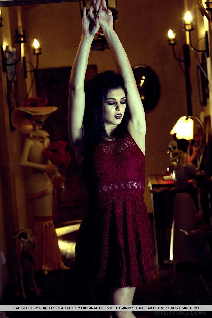 Leah gotti, une jeune fille gothique, se fait passer pour un vampire sexy.
 #58868228