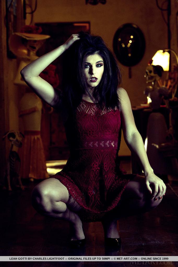 Leah gotti, une jeune fille gothique, se fait passer pour un vampire sexy.
 #58868378