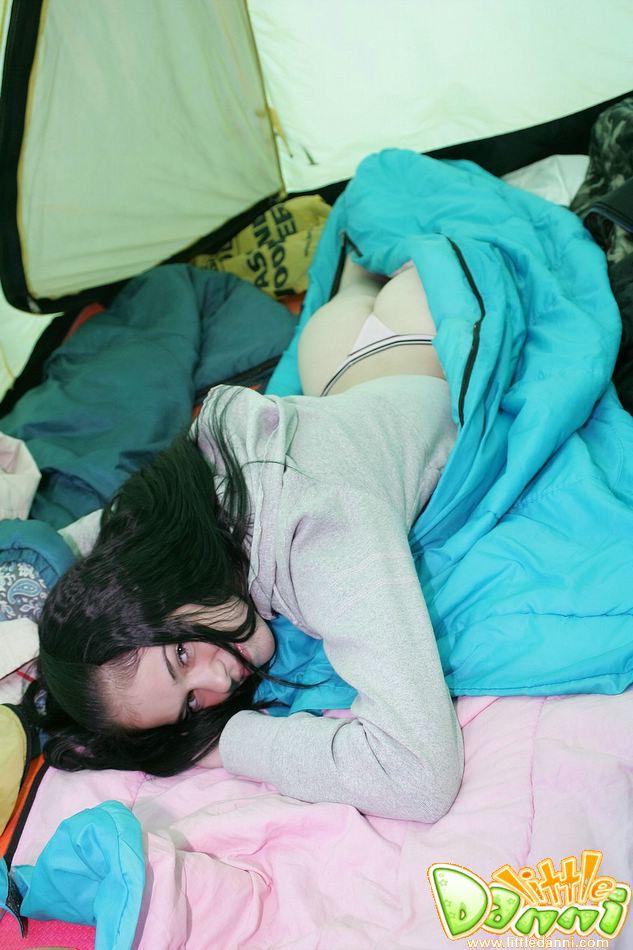 リトルダンニの写真は、彼女のテントであなたを待っている
 #59019960