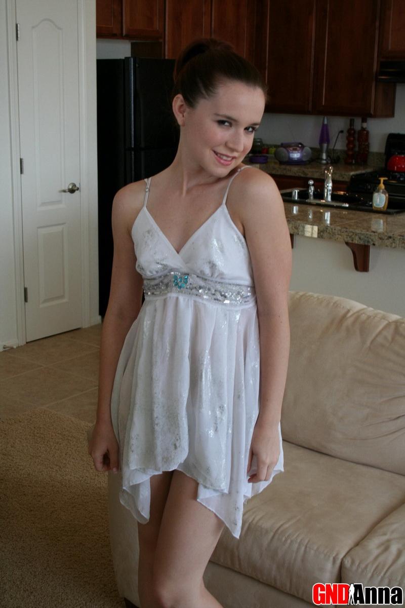 La ragazza carina della porta accanto Anna mostra il suo corpo stretto e vivace in un vestitino bianco scintillante
 #54543759