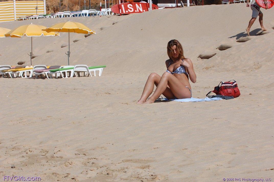 ivanaの写真は、ビーチでいくつかの楽しみを持っている
 #53003967