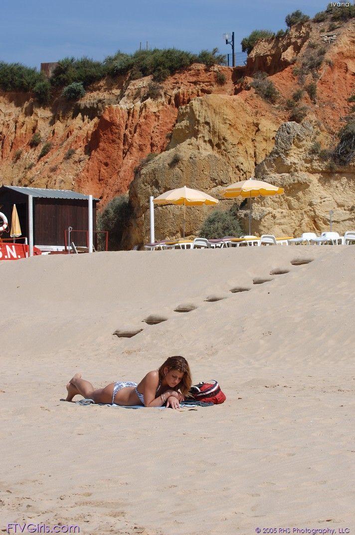 ivanaの写真は、ビーチでいくつかの楽しみを持っている
 #53004071