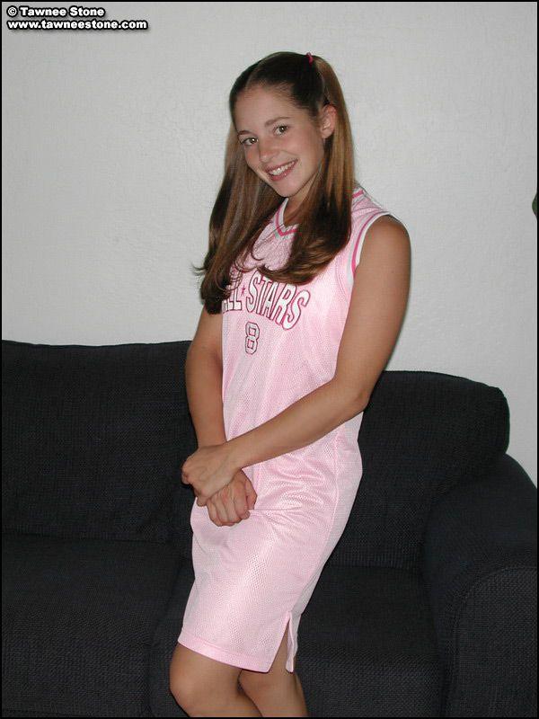十代のセクシーなtawnee石の写真は、彼女のスカートの上にあるものを示す
 #60061013