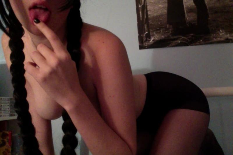 Une jeune fille sexy en collants sort sa webcam.
 #60778319