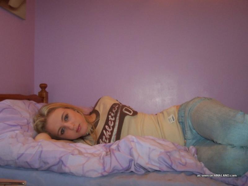 Bilder einer heißen blonden Freundin, die sich in ihrer Unterwäsche zeigt
 #60661980