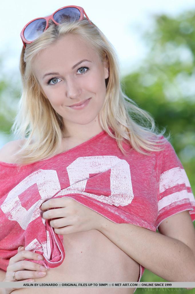 Wunderschöne blonde Teenager aislin zeigt ihren unglaublichen nackten Körper draußen
 #52926716