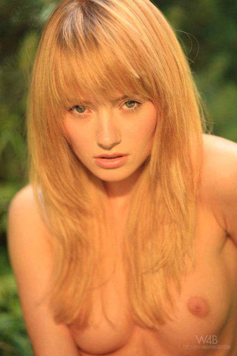 Blonde teen mia zeigt ihren sexy Körper in "forest guard"
 #59521389