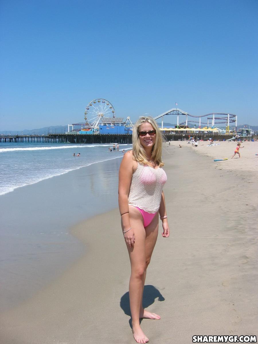 Une blonde aux gros seins exhibe son corps sexy en vacances.
 #60790079