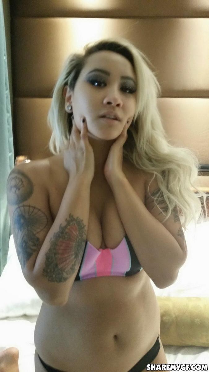 Une copine asiatique tatouée et sexy montre son corps moulant.
 #60788185