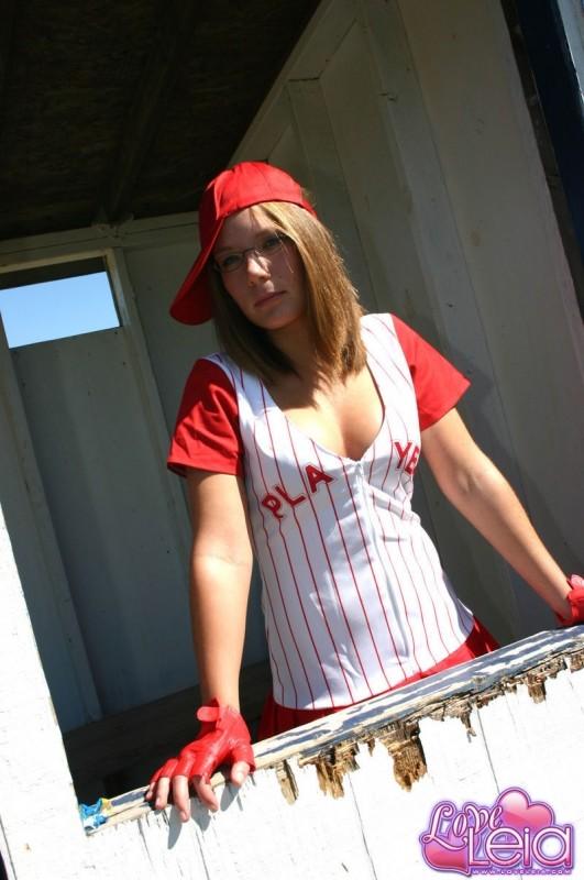 Une fille de base-ball qui glisse les tétons !
 #59103546