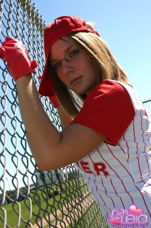 ¡Chica de béisbol pezón deslizamiento!
 #59103616