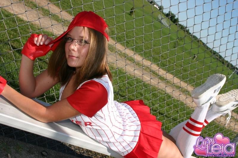 Une fille de base-ball qui glisse les tétons !
 #59103674