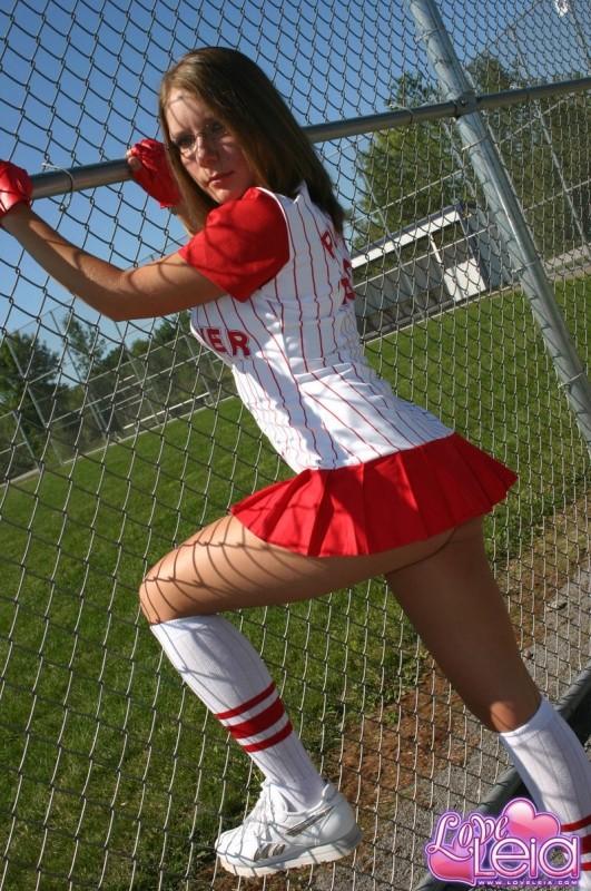 Une fille de base-ball qui glisse les tétons !
 #59103711