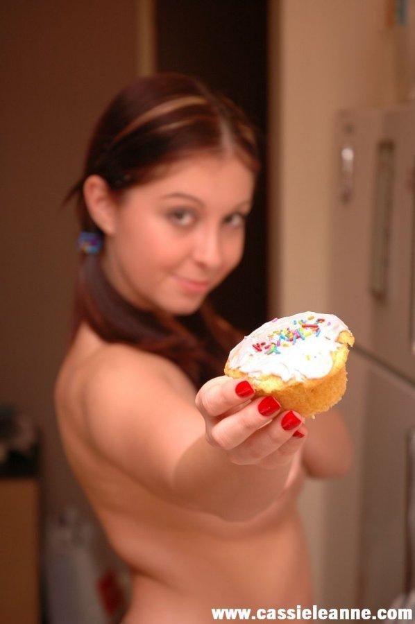 服を着ずにカップケーキを食べるキャシーリーンの写真
 #53708167