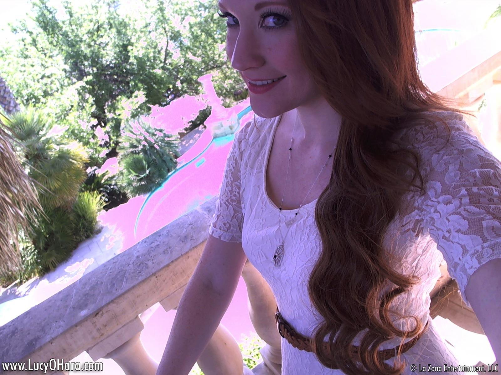 Lucy ohara trägt kein Höschen unter ihrem Kleid, als sie es auf einem Balkon ausbreitet
 #59120357