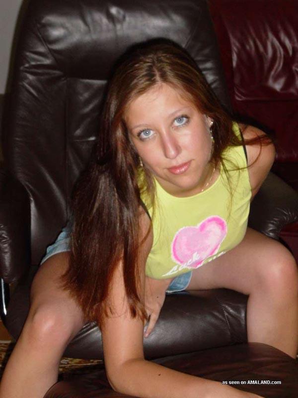 Sexy brunetta cutie indossando una mini gonna in posa in giardino
 #60657937