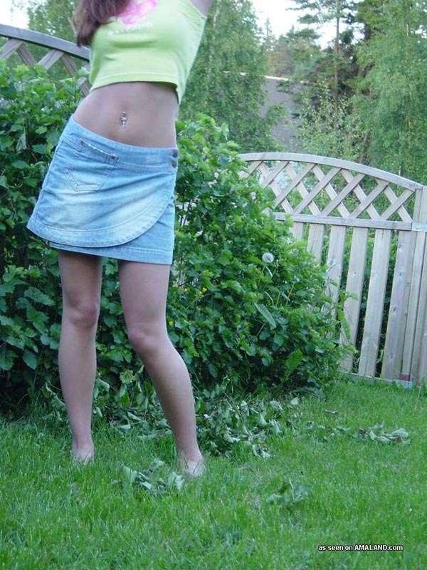 Una morena sexy con minifalda posando en el jardín
 #60658054