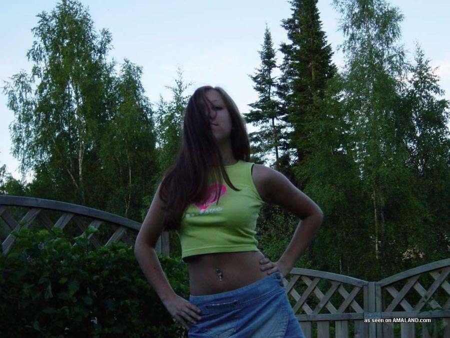 Una morena sexy con minifalda posando en el jardín
 #60658100