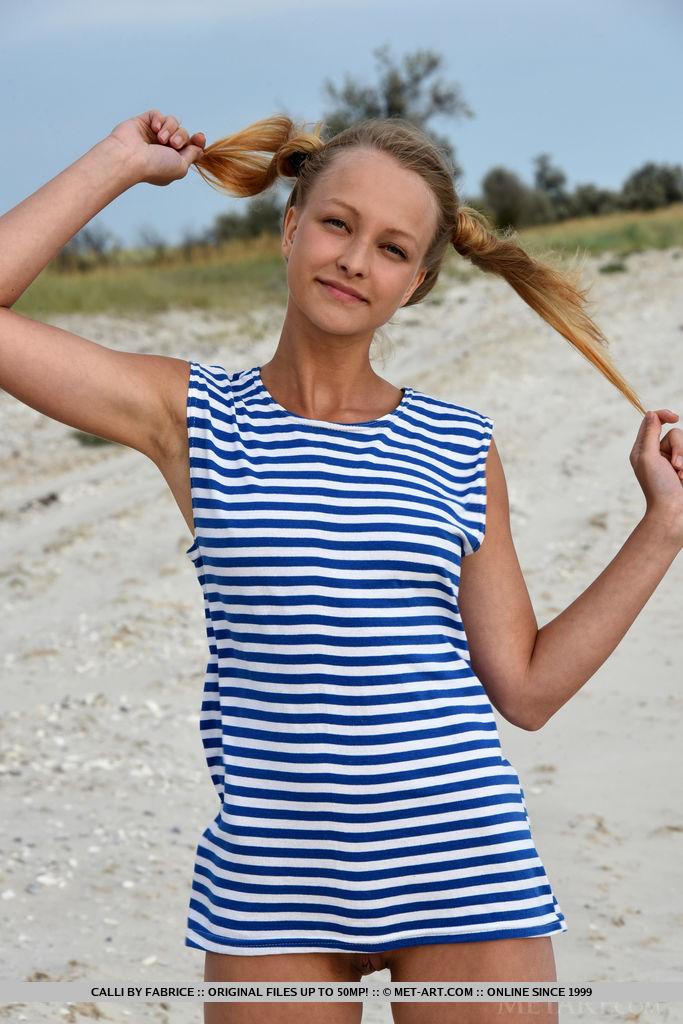 Blondes Teenie Calli macht sich für Sie am Strand nackig
 #60604129