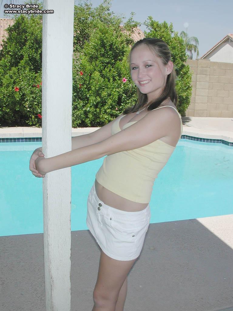 Fotos de la novia Stacy desnudándose en la piscina
 #60006498
