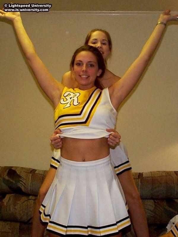 Immagini di 2 cheerleaders amatoriali che hanno qualche divertimento
 #60578814