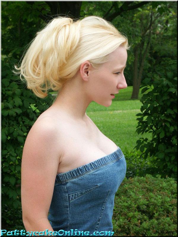 Bilder von blondem Teenie-Mädchen Pattycake necken in einem blauen Kleid
 #59954808