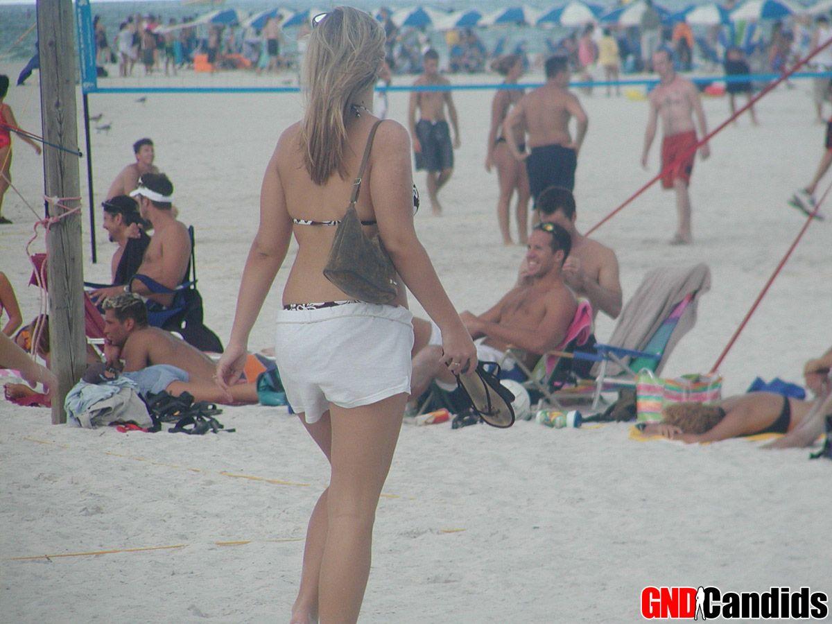 Bilder von heißen Strand-Teens in Bikinis
 #60500173