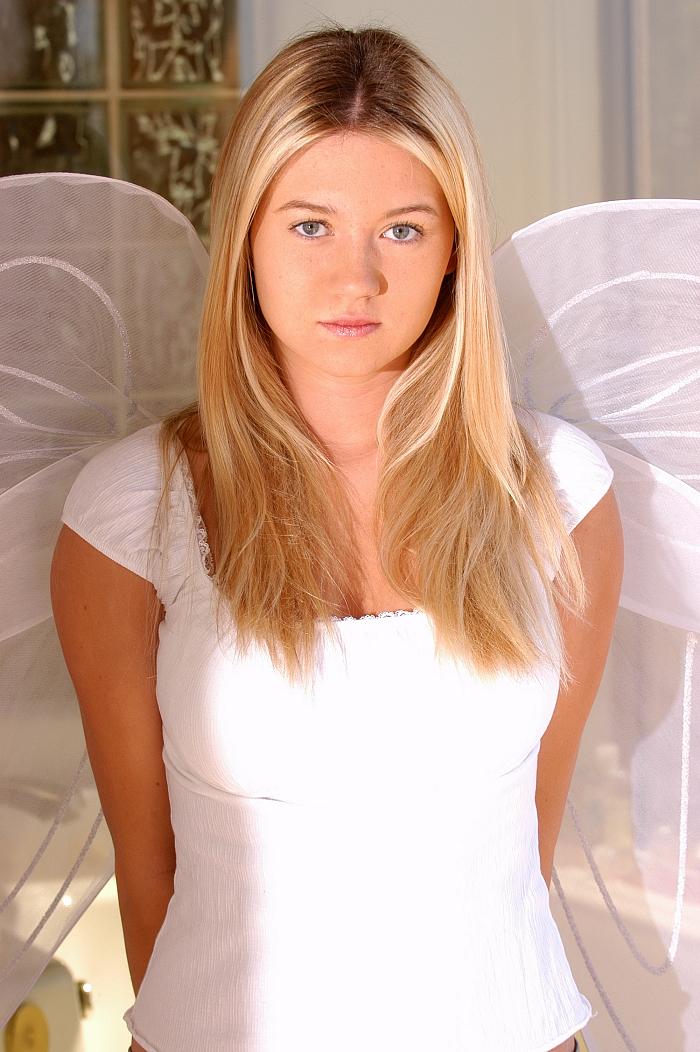彼女の翼を持つティーンガールアリソン天使の写真
 #53007974