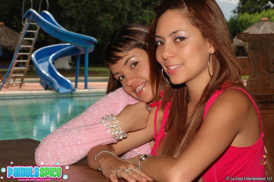 Photos de Pamela Spice, jeune amateur, en train de faire l'amour avec une lesbienne au bord de la piscine
 #59813890