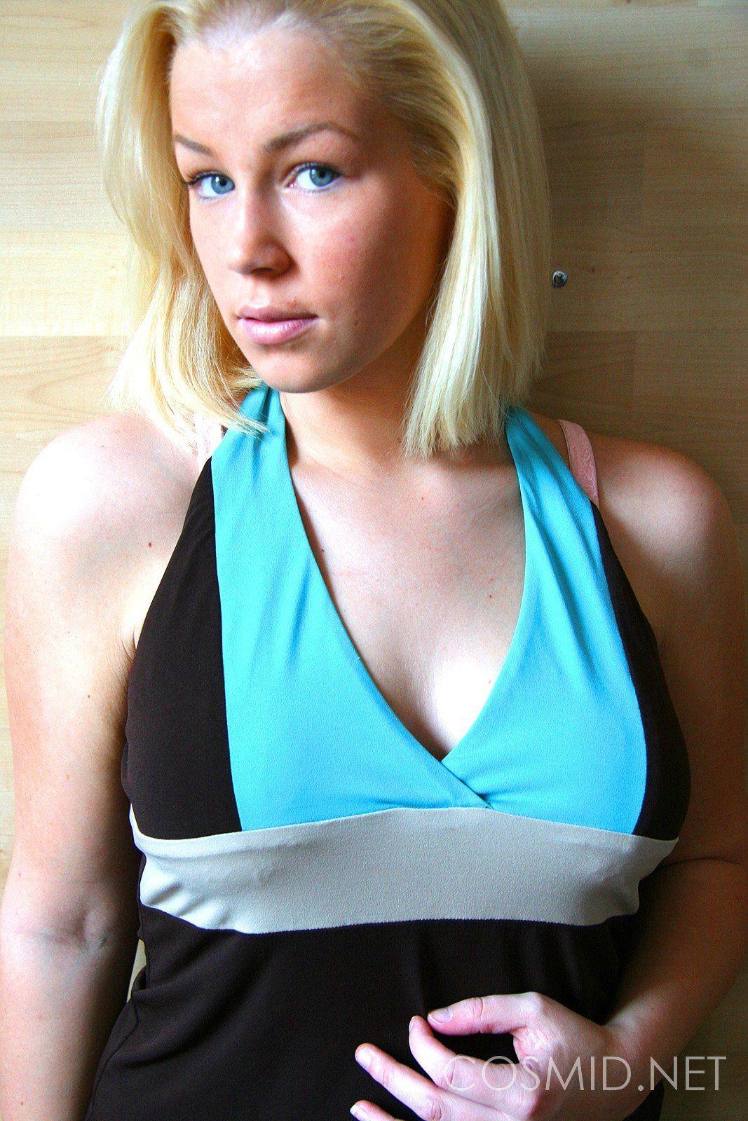 Bilder von einer blonden Hottie, die ihre schönen Brüste zeigt
 #60289755