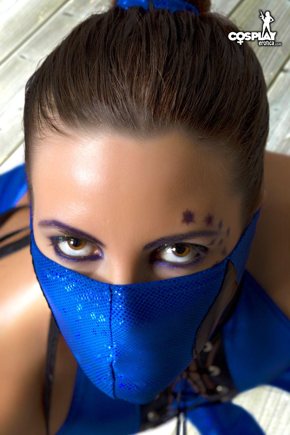 Pictures of sexy cosplayer Gogo dressed as Kitana from Mortal Kombat #54561314