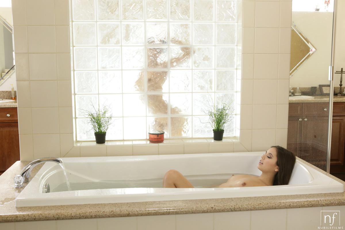 Jenna sativa et Lucy doll se dévorent mutuellement dans le bain.
 #55271164
