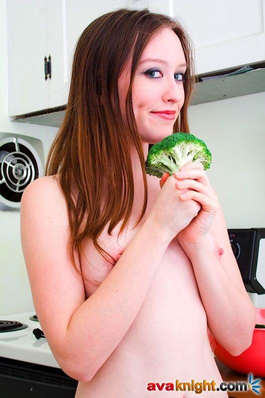 裸でサラダを作っているエヴァ・ナイトの写真
 #53379690
