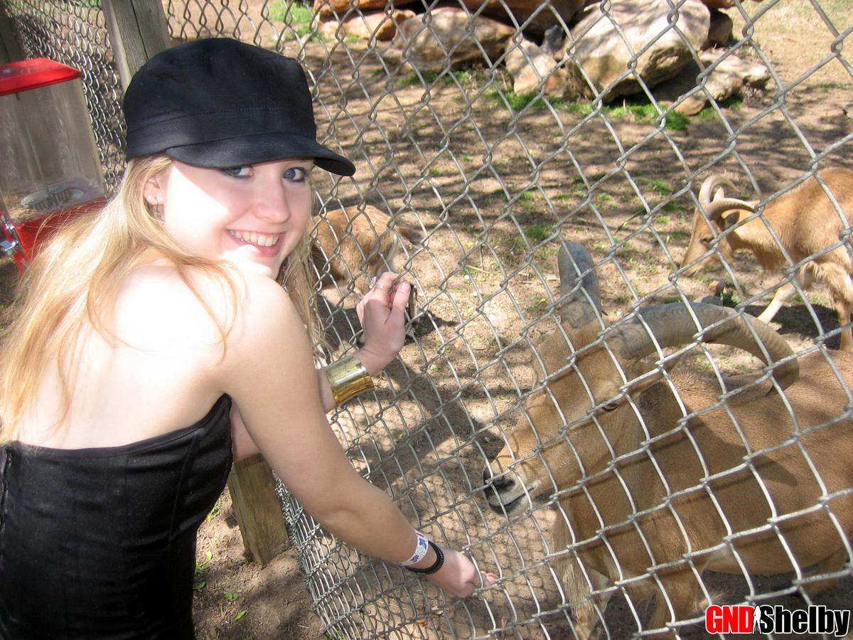 Shelby giovane carino visita lo zoo per alcune foto candide
 #58760905