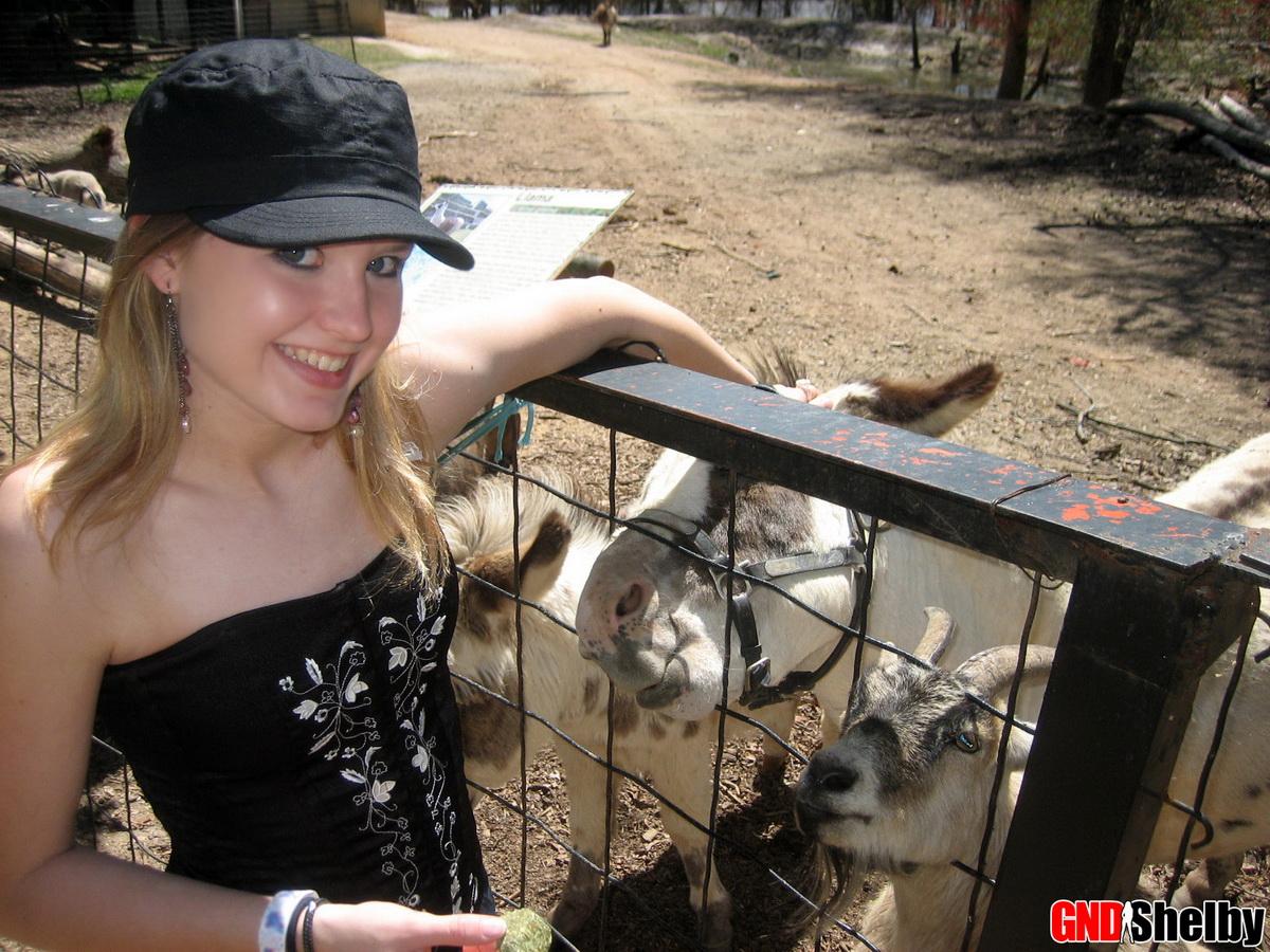 Shelby giovane carino visita lo zoo per alcune foto candide
 #58761046
