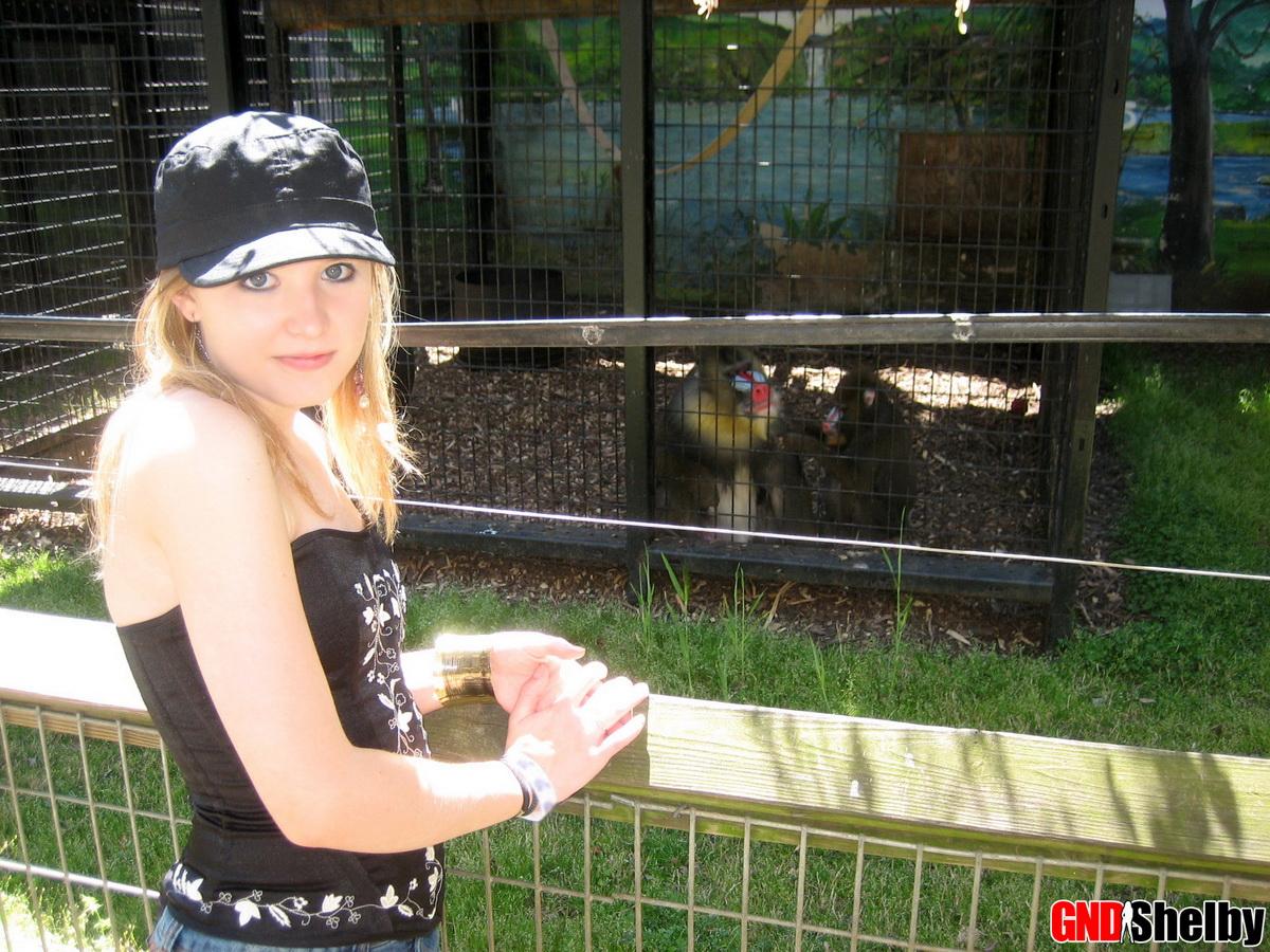 キュートなティーンのシェルビーが動物園に行って写真を撮る
 #58761068