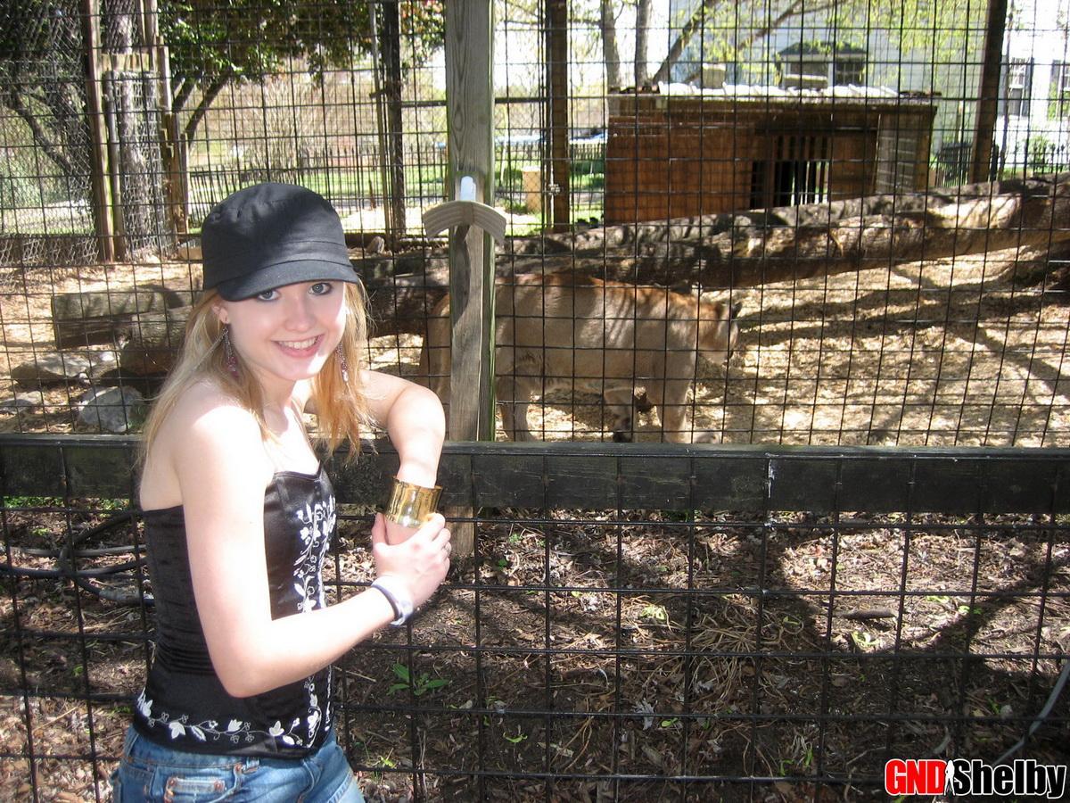 キュートなティーンのシェルビーが動物園に行って写真を撮る
 #58761093