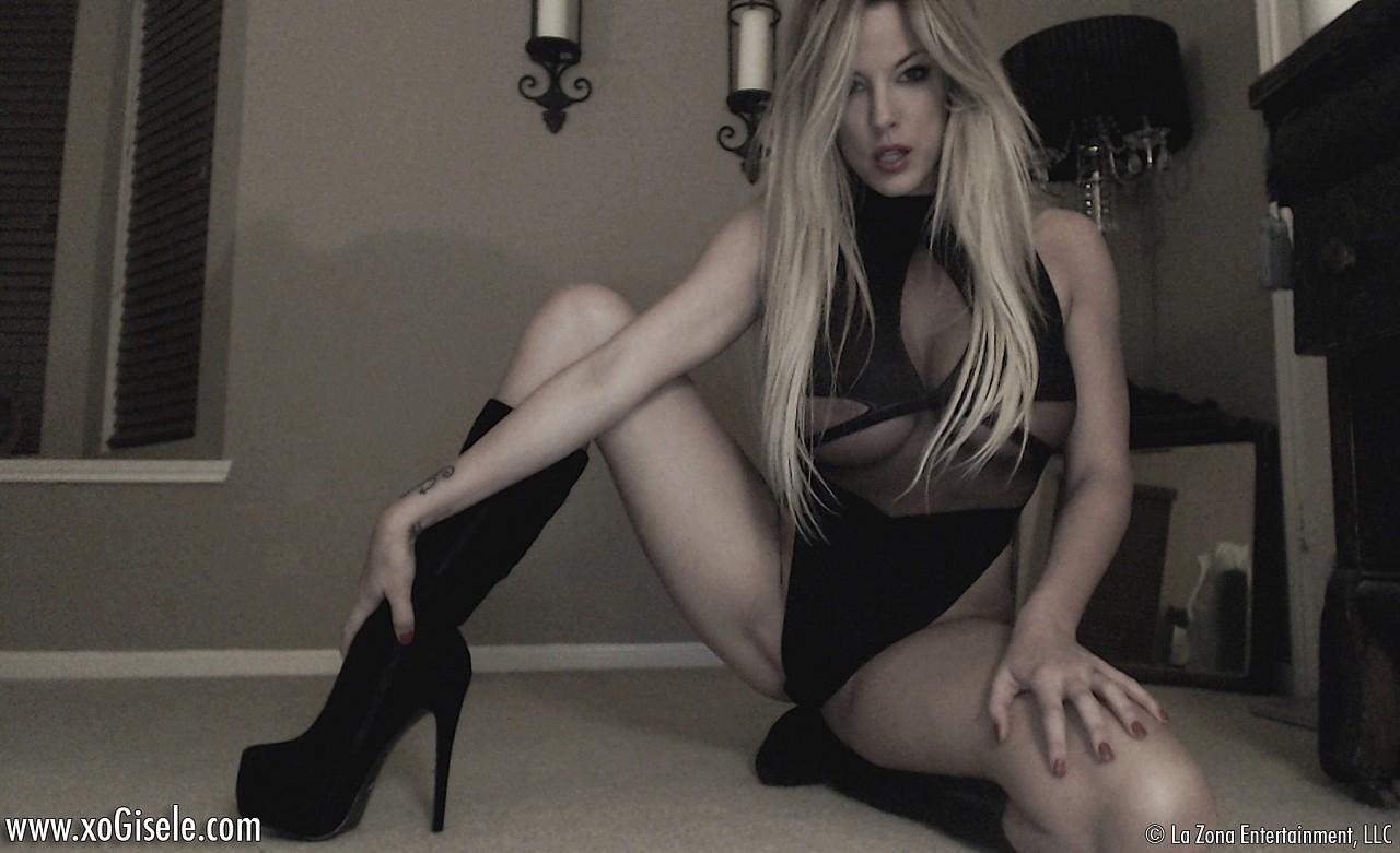Gisele se viste con un body sexy transparente y botas negras mientras juega con su paleta
 #59097234