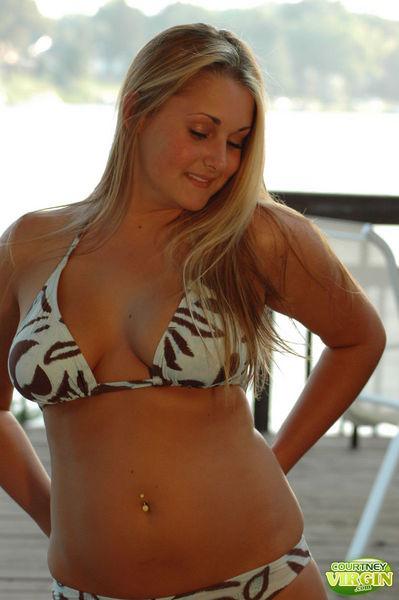 Immagini di Courtney vergine scivolare fuori del suo bikini
 #53872908