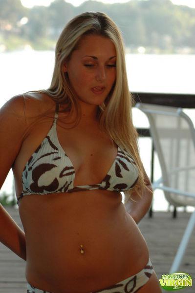 Immagini di Courtney vergine scivolare fuori del suo bikini
 #53872925