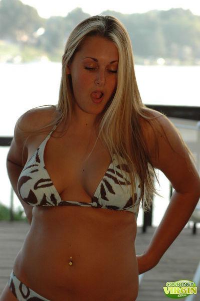 Immagini di Courtney vergine scivolare fuori del suo bikini
 #53872945