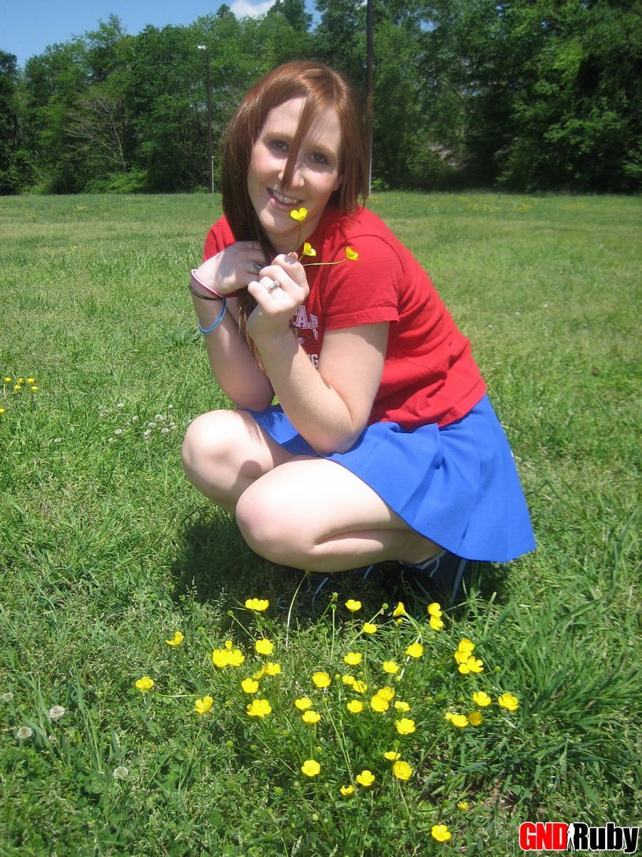 L'adolescente ruby, la troia, mostra le sue tette vivaci nel parco mentre raccoglie i fiori
 #59948664