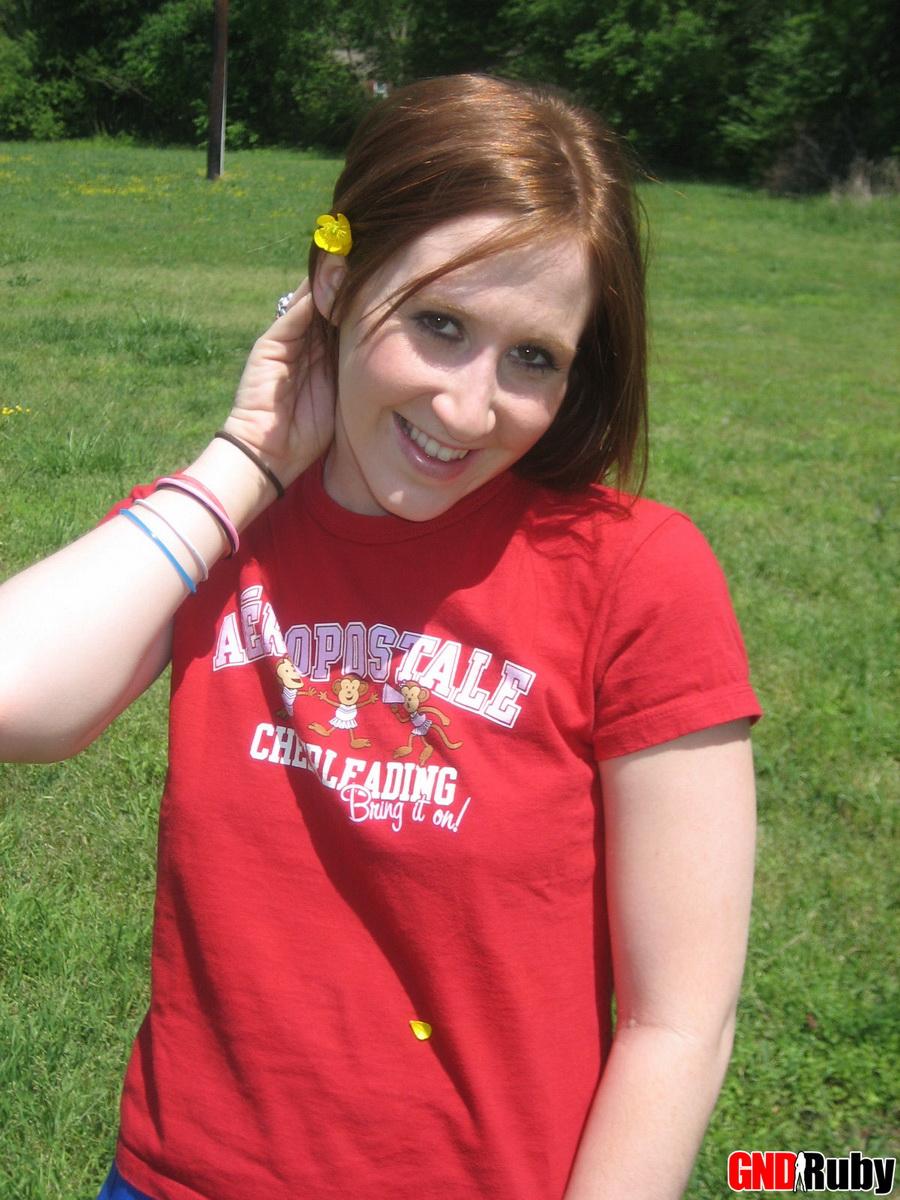 Teenager-Schlampe Ruby zeigt ihre frechen Titten im Park beim Blumenpflücken
 #59948673