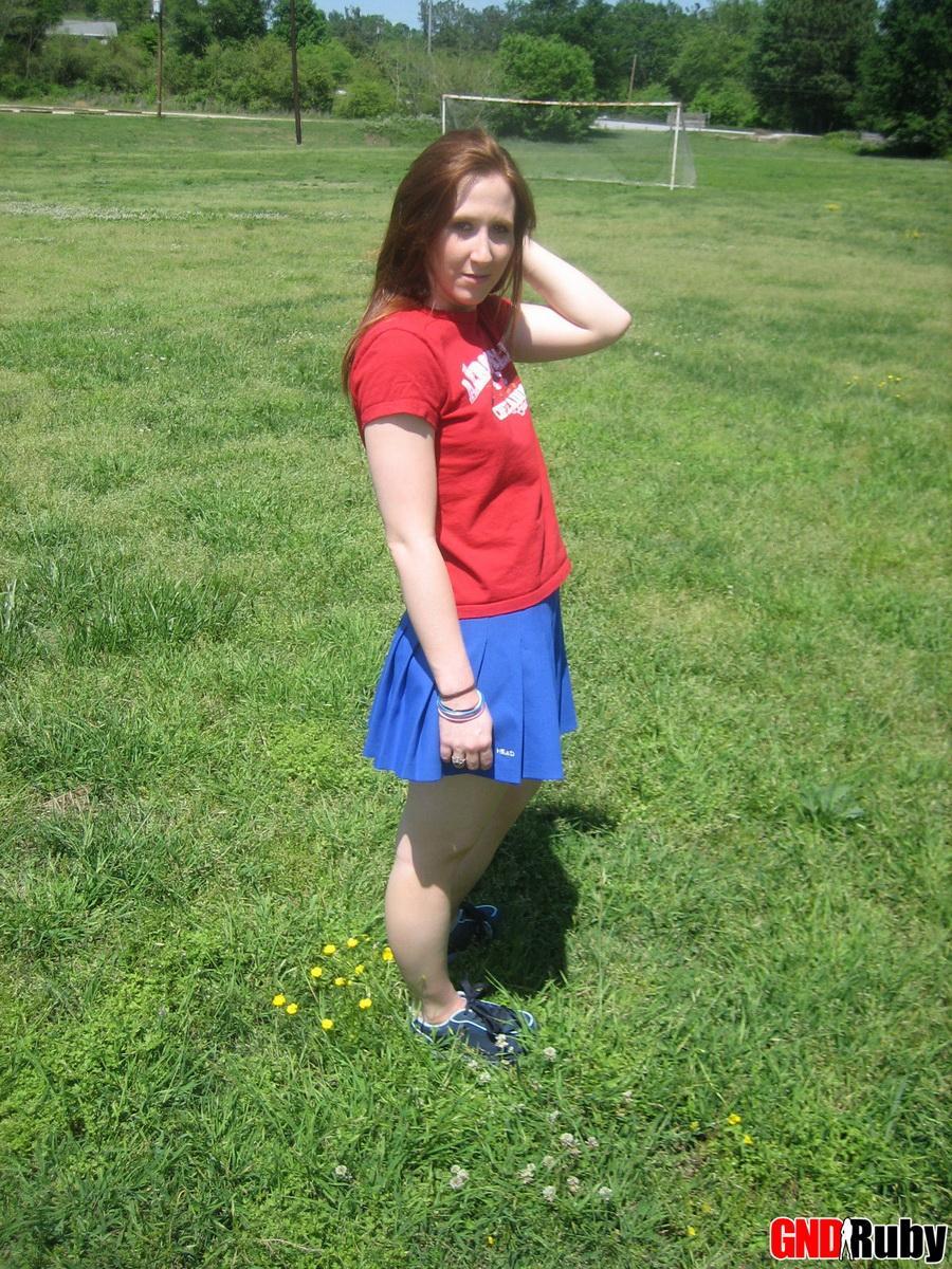 Teenager-Schlampe Ruby zeigt ihre frechen Titten im Park beim Blumenpflücken
 #59948690
